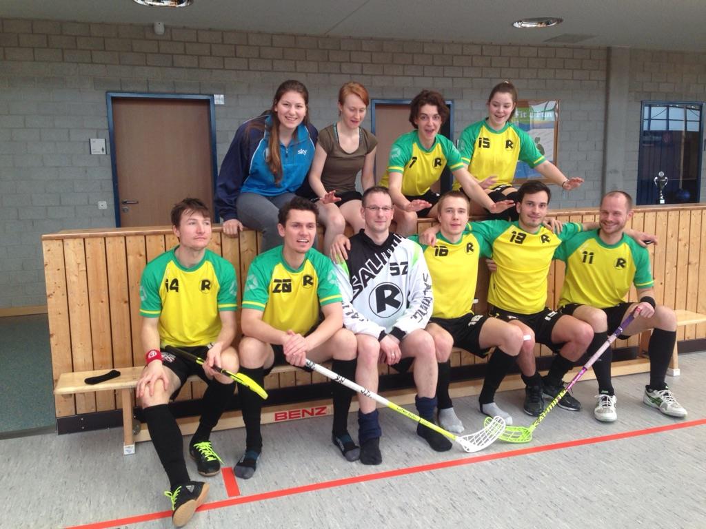 Gruppenfoto des SSV Rapid nach dem Floorball-Spiel in Rangsdorf