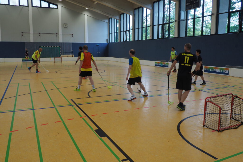 Floorballspiel in Berlin-Wilmersdorfer Sporthalle