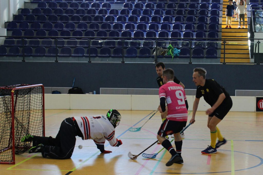 Goalie Max pariert einen Schuss der Eisbären Berlin