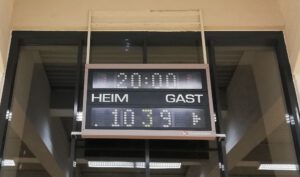 10:9 stand am Ende an der Anzeigetafel in der Floorball-Halle in Wilmersdorf