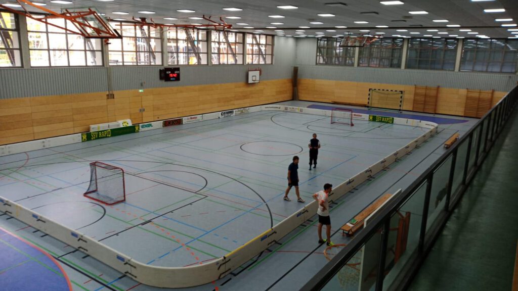 Die Rapid-Bande aufgebaut für ein Floorballspiel in einer Sporthalle in Bayern