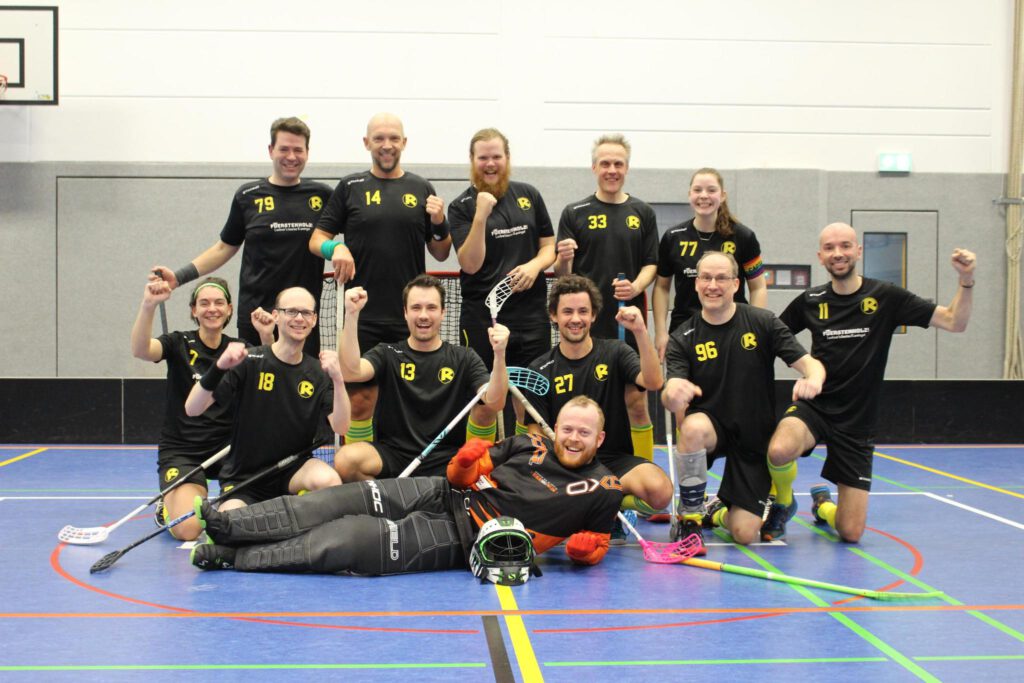 Floorball-Siegerteam SG Regenbogen nach dem 10:5 gegen die Eisbären Berlin 2