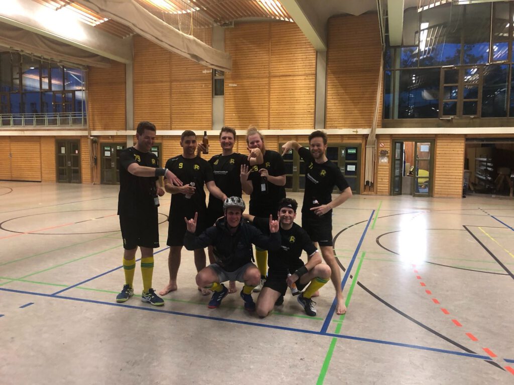 Ü30-Teamfoto des SSV Rapid in der Sporthalle in Charlottenburg