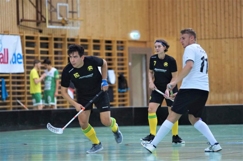 Ben und Polina auf dem Floorball-Großfeld unterwegs