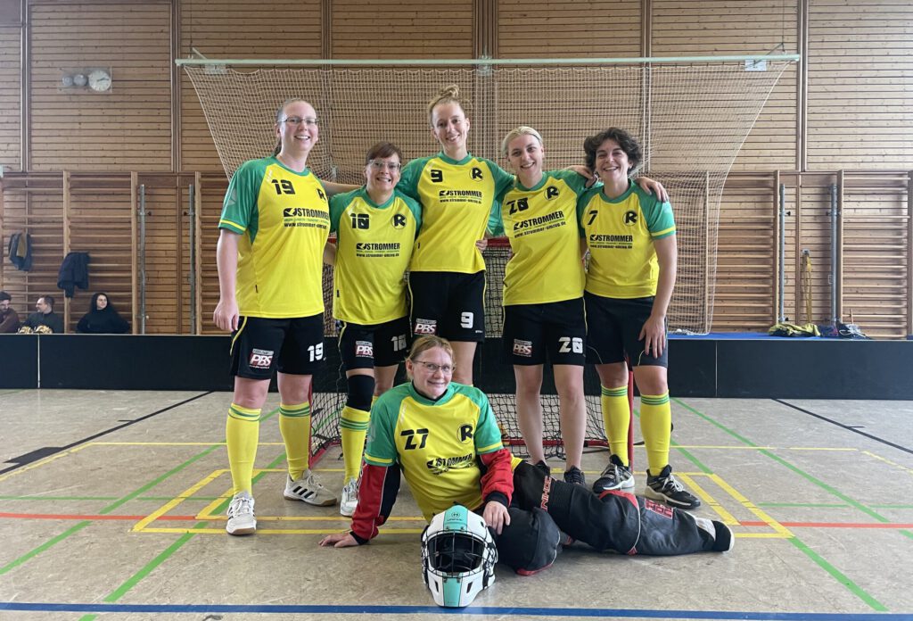 Gruppenfoto des Berliner Damen-Floorball-Teams Rapid Bumblebees