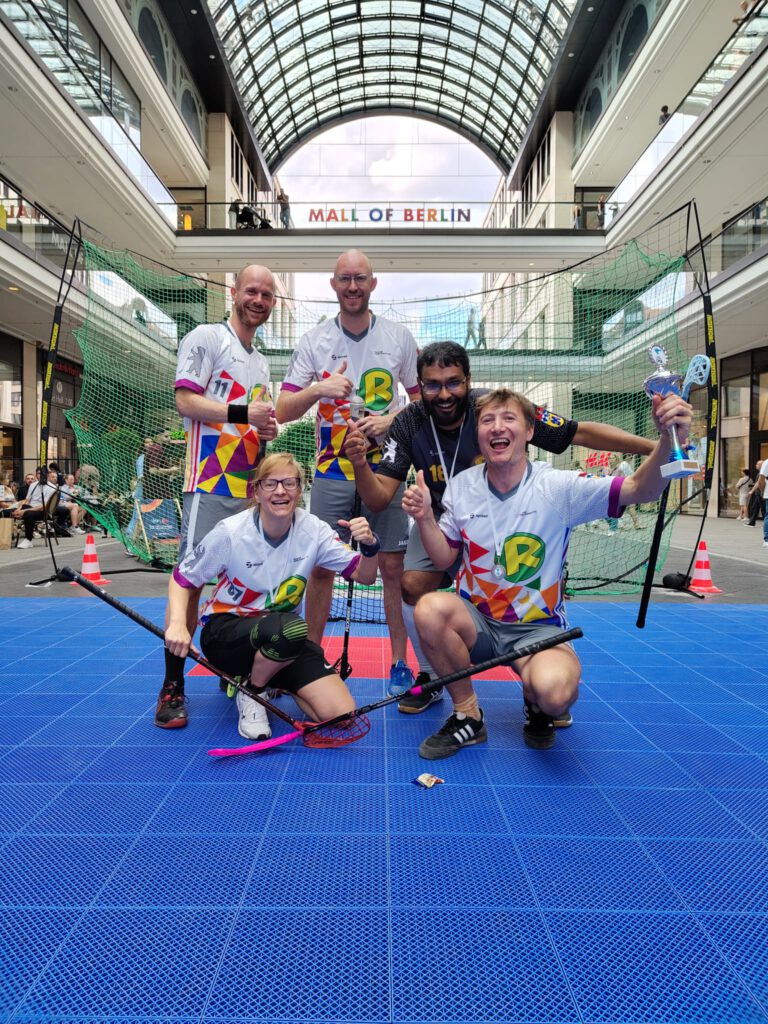Siegerfoto beim Floorball-Turnier in der Mall of Berlin