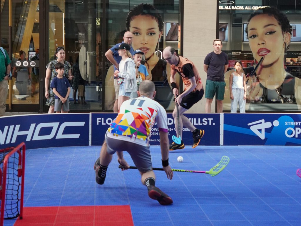 Floorballduell in der Mall of Berlin: Broilers Berlin gegen Rapid Berlin