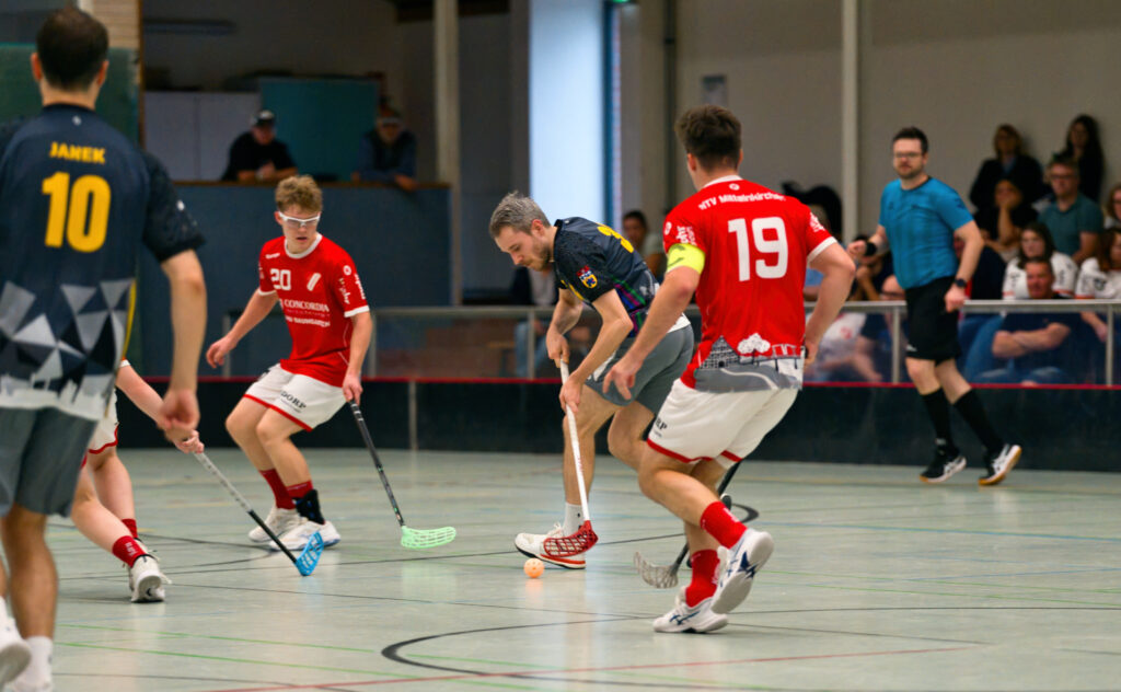 Spielszene des Floorball-Pokalspiels MTV Mittelnkirchen gegen SG Regenbogen Berlin